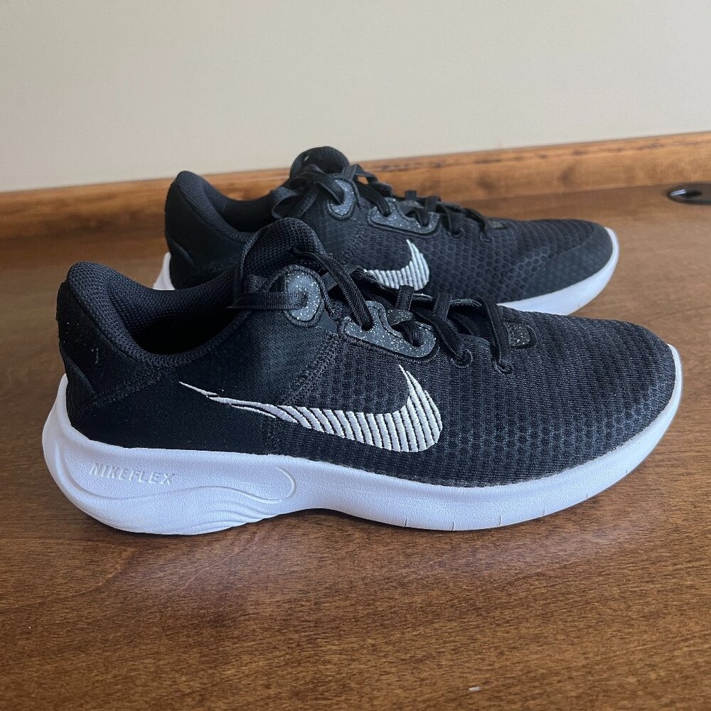 Nike Flex Experience Run Sneakers Black & White Women's size 7.5 Wide DH8254-001